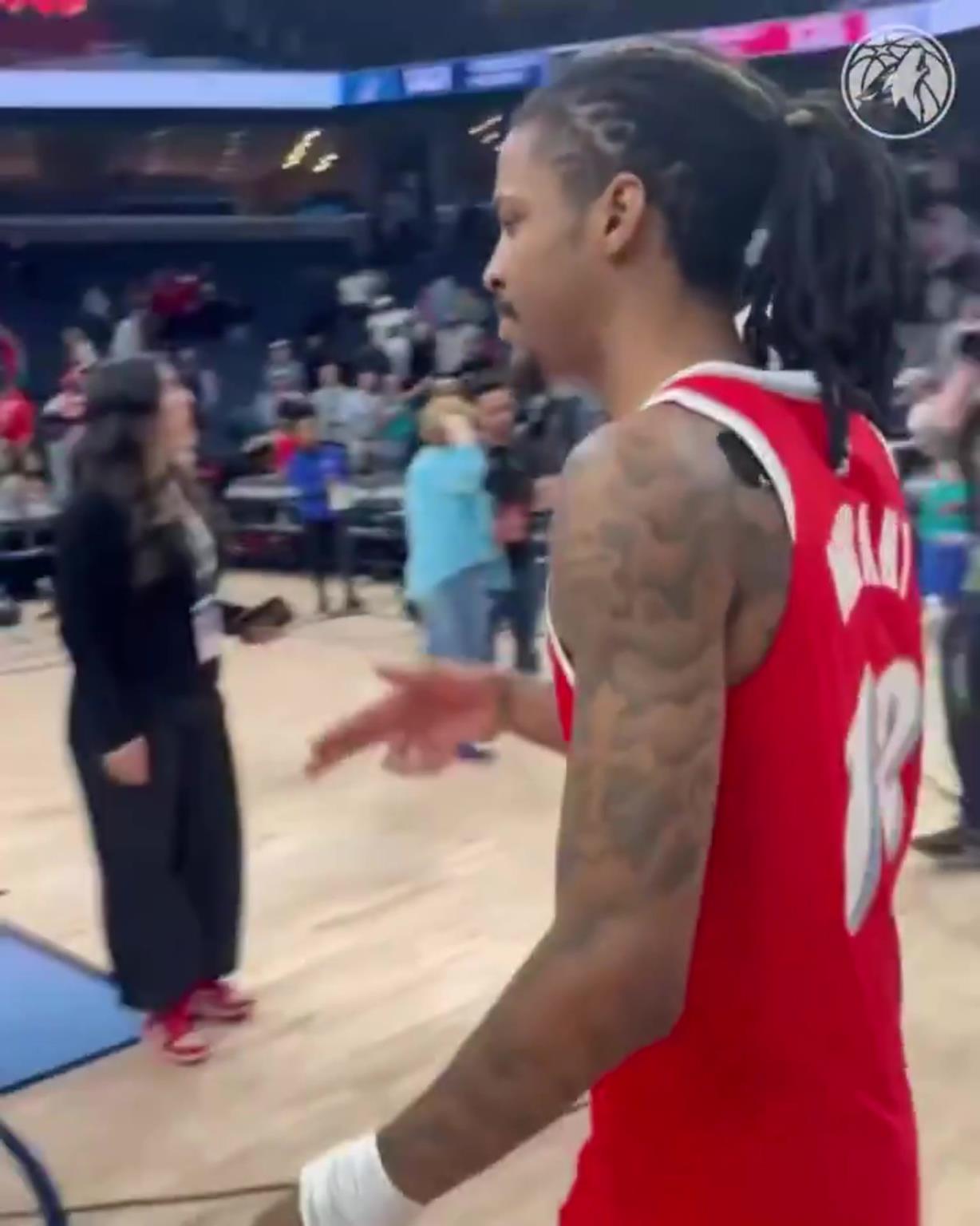 笑死！莫蘭特賽后與華子握手，竟然也是比出“手槍”的手勢