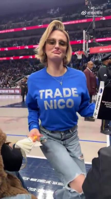 主場不準(zhǔn)球迷打印“解雇Nico”標(biāo)語，女球迷就出此下策