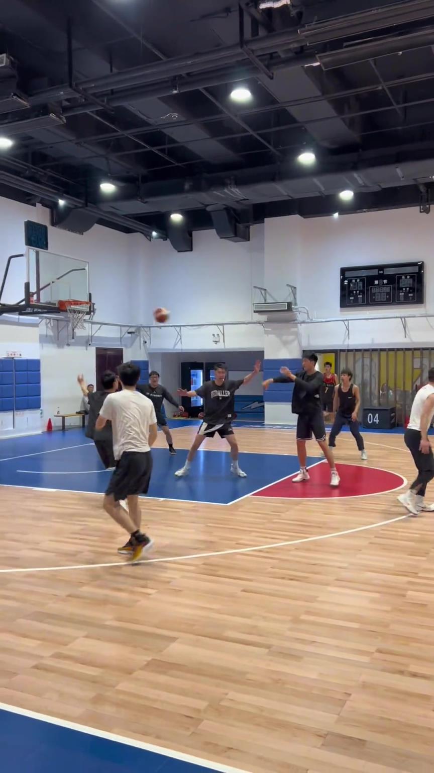 對手回家后：老婆，我今天在野球場匹配到巔峰馬刺隊了！