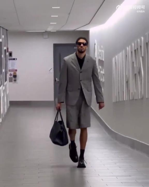 時尚潮男！哈利今日一身灰西裝短褲墨鏡搭配入場 腿真細(xì)！