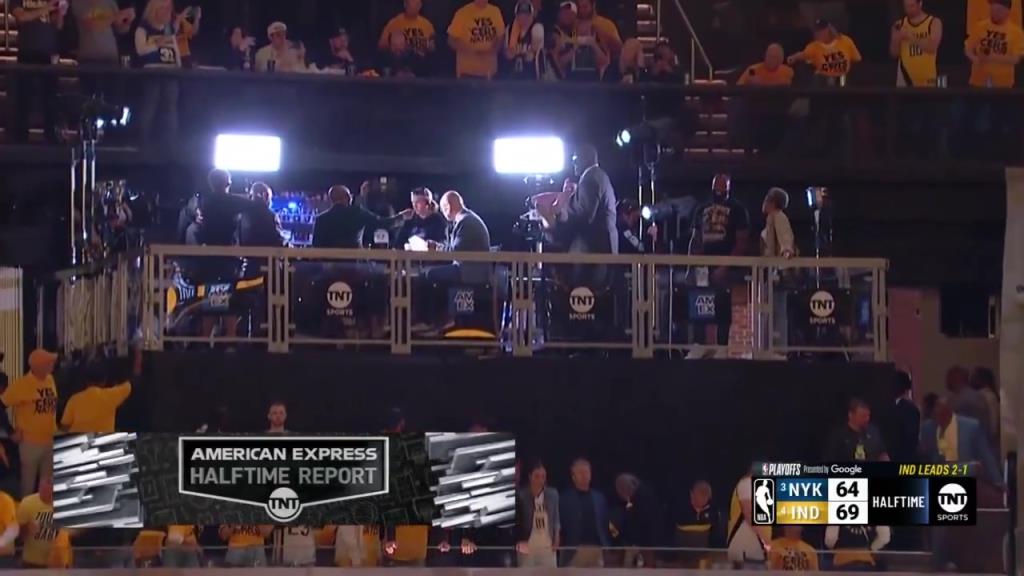 啊？轉播鏡頭給到解說看臺，奧尼爾居然抱著一個人在彎舉