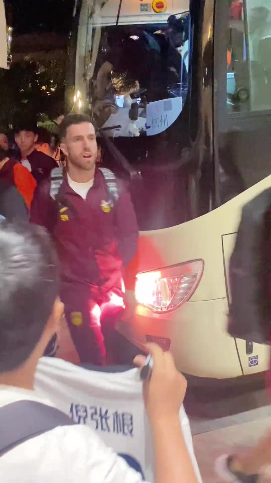 韋世豪嚇得箭步逃跑！國(guó)足深夜到酒店差點(diǎn)被摁在車(chē)頭不讓走