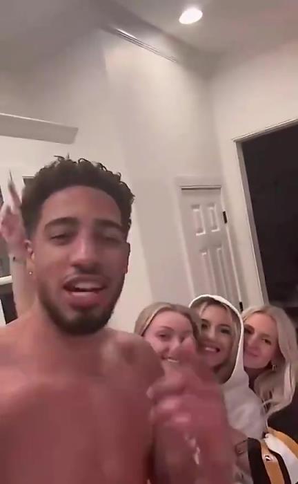 今日怒砍歷史級三雙！哈利此前光著膀子與三位金發(fā)美女同框