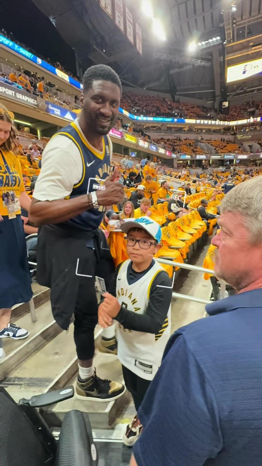 現(xiàn)在真成高圓圓了！步行者名宿希伯特現(xiàn)身主場給小球迷簽名