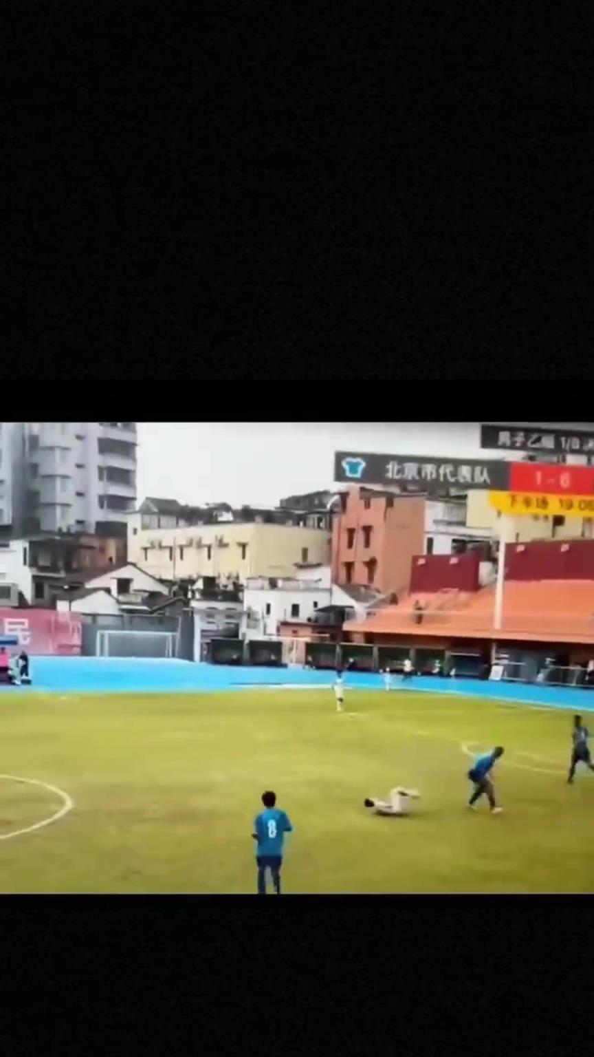 太可怕了！全運(yùn)會驚現(xiàn)殺人足球，球員將對手直接踢骨折