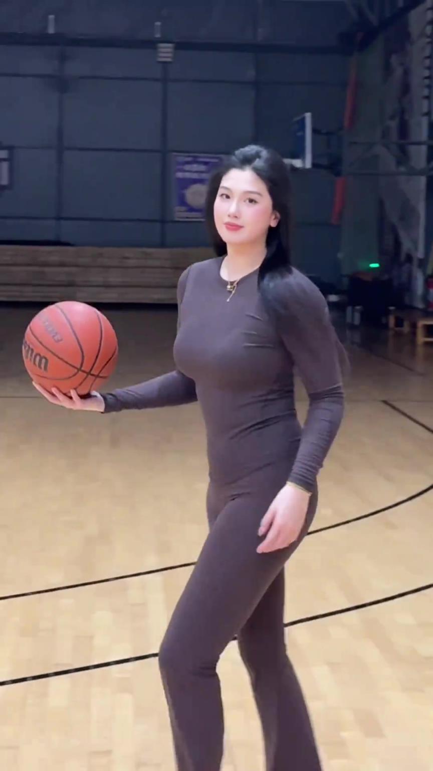 低配版卡戴珊！野球場肘姐這身材，懂的吧友都懂！