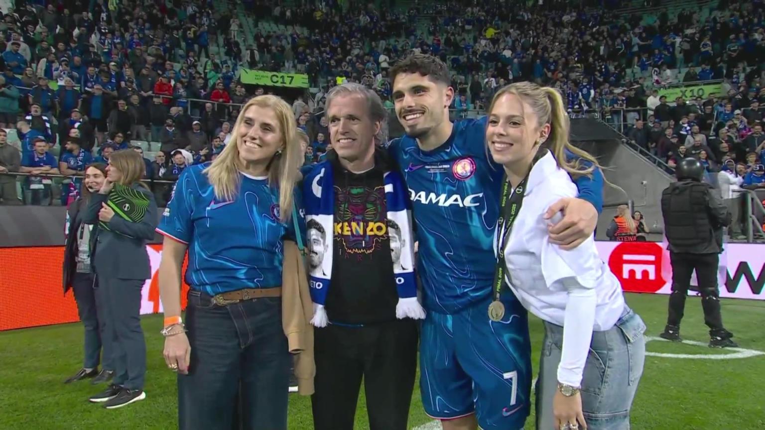 內托好福氣！奪冠后高顏值女友來合照，身材相當哇塞！