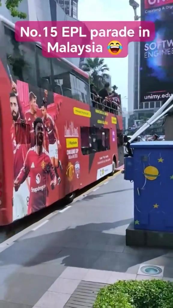 游街示眾？曼聯在馬來西亞街頭大巴游行，球迷笑噴