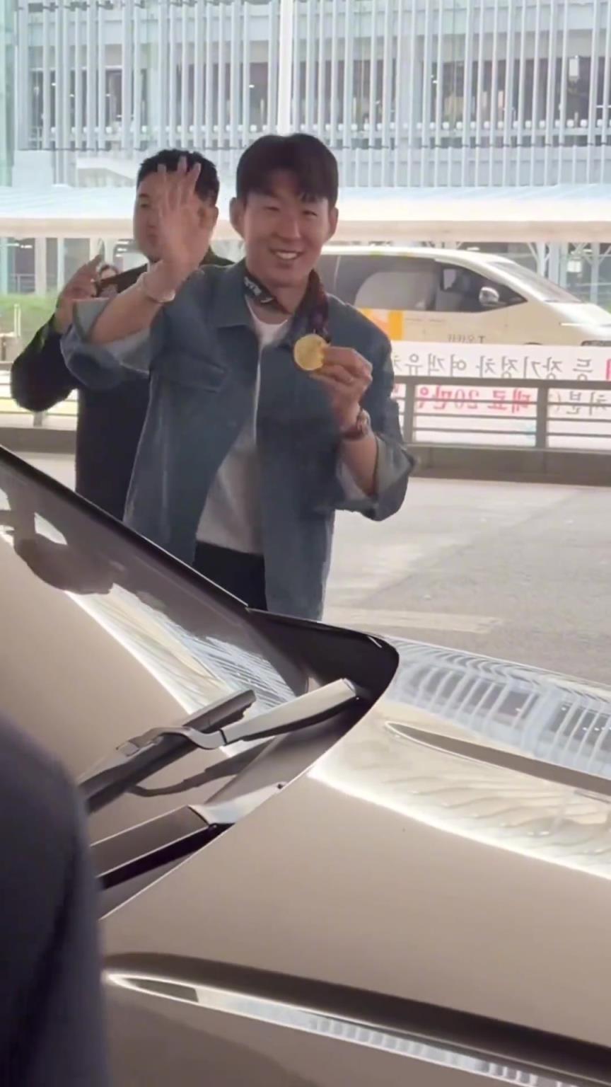 衣錦還鄉(xiāng)！孫興慜返回韓國，眾多女球迷讓其把歐聯獎牌戴上