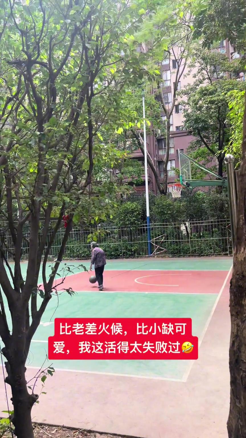 這阿婆單手一投一個(gè)準(zhǔn)，姜還是老的辣