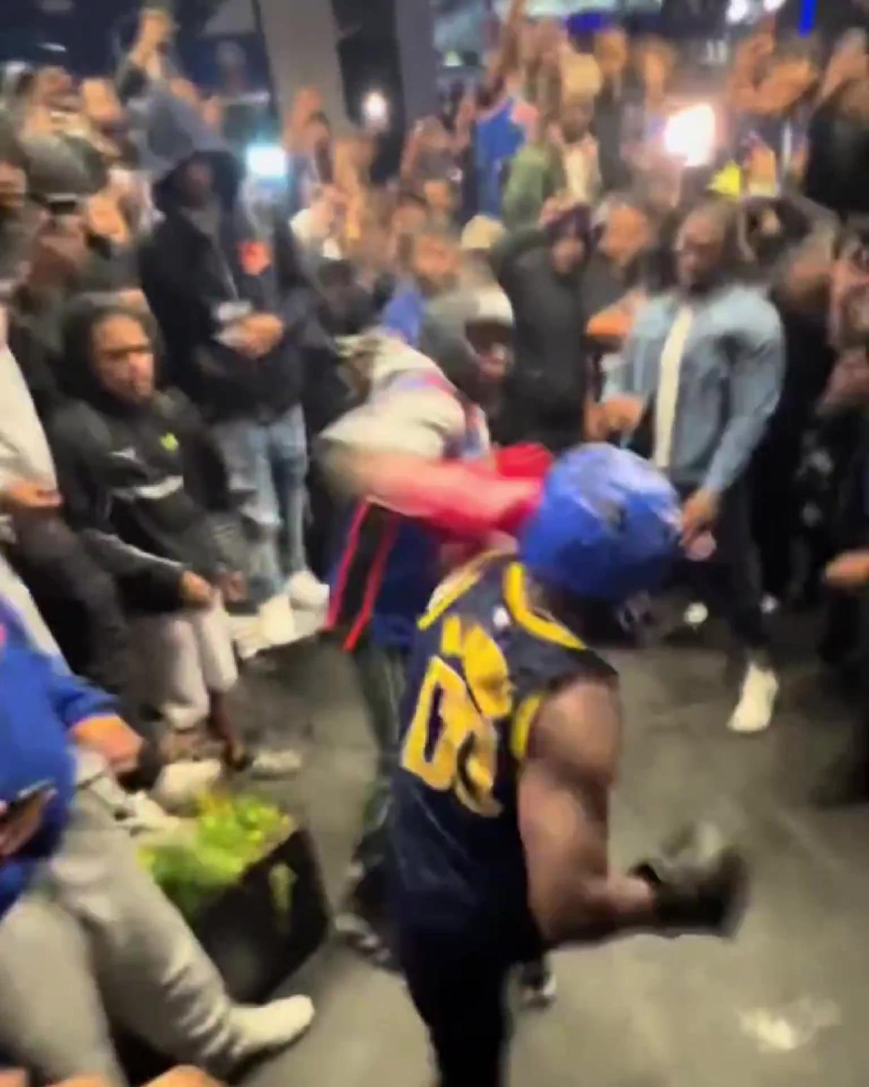 這不比場(chǎng)上好看？尼克斯&步行者球迷賽后直接1v1拳擊