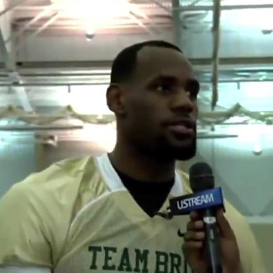 哥兩個(gè)還會(huì)這個(gè)??？11年NBA停擺期間老詹和阿杜組隊(duì)玩橄欖球