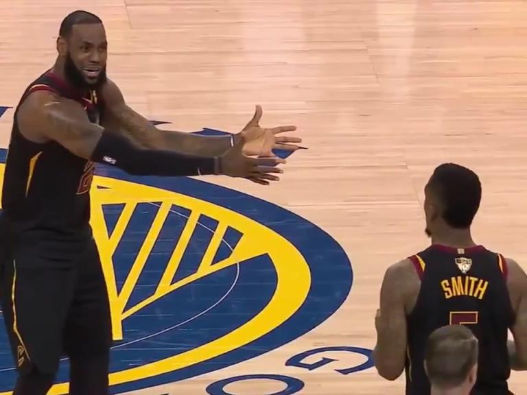 名場(chǎng)面！JR搶下關(guān)鍵籃板沒看表，老詹質(zhì)問JR為何傳球