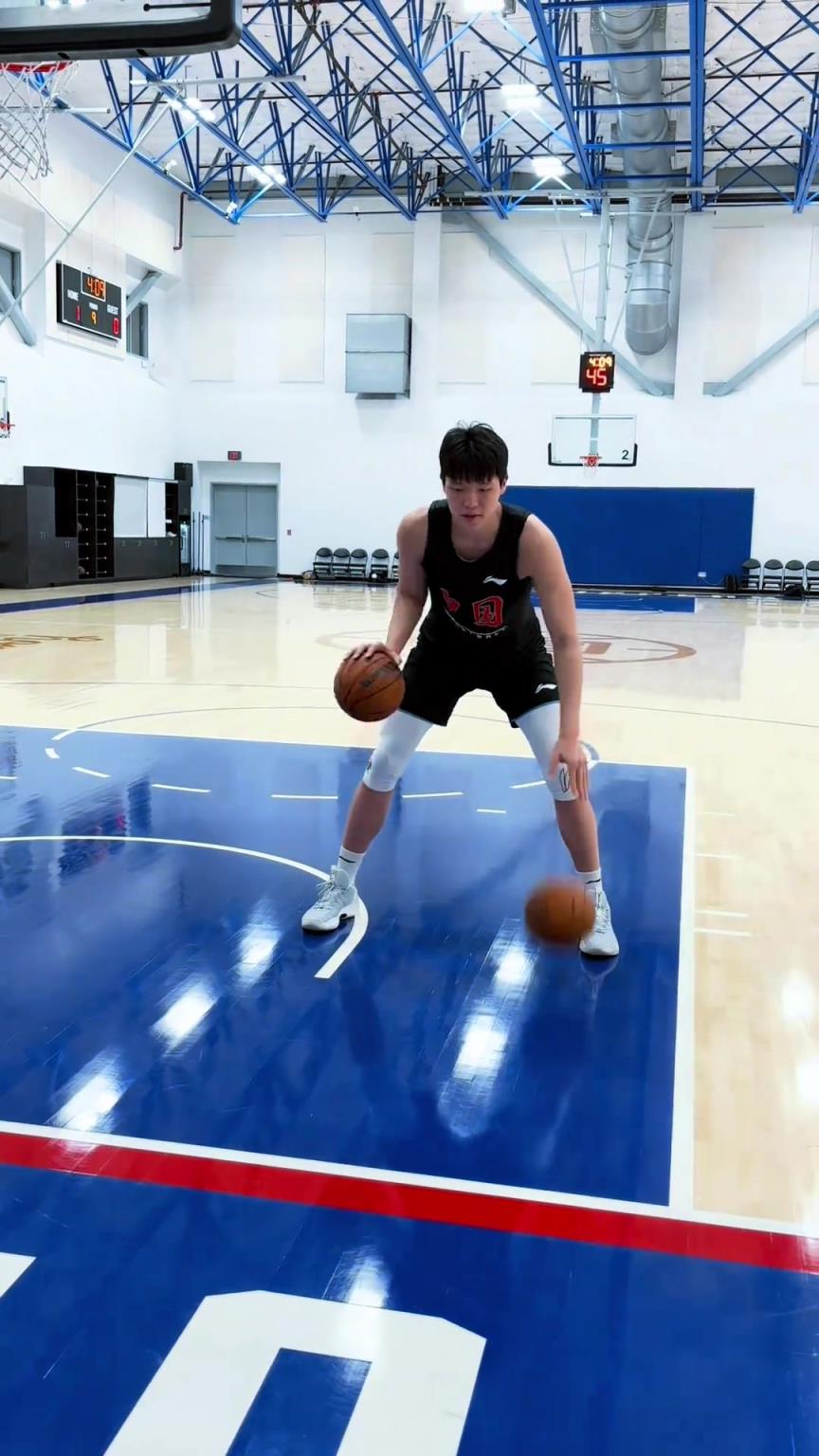 楊瀚森今日份訓(xùn)練！這個左右手運球協(xié)調(diào)性真不錯