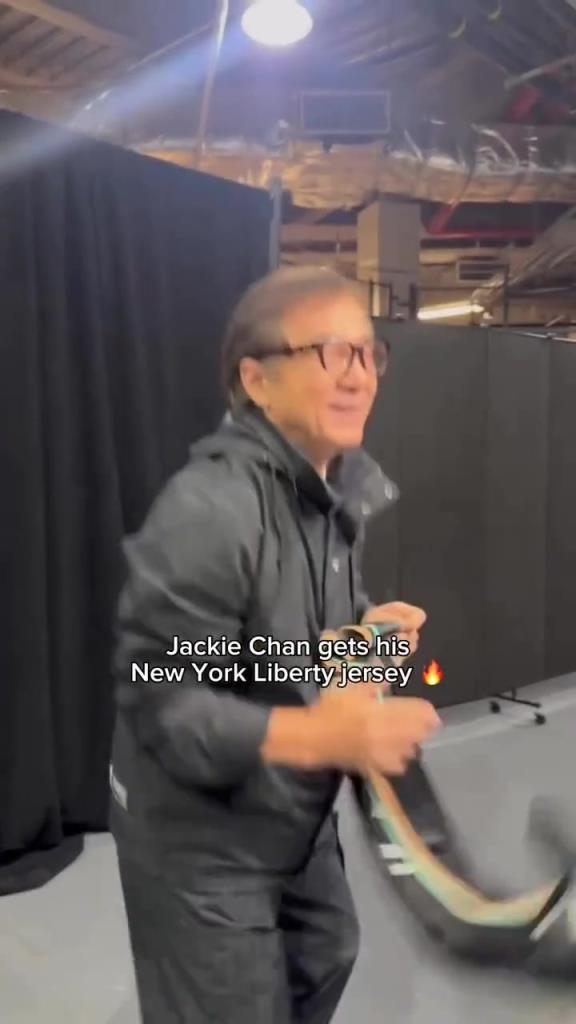 肌肉記憶！成龍這幾下空氣運球像是進了家具城