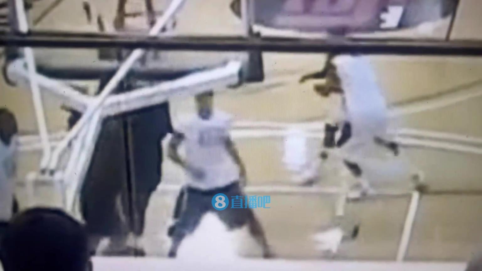 引熱議！美媒翻舊賬：當(dāng)年詹姆斯被大學(xué)生隔扣，耐克沒收了錄像帶