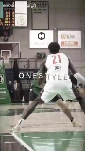 正統(tǒng)美式后衛(wèi)！JD戴維森炒菜后低手合球，對抗上籃打進！
