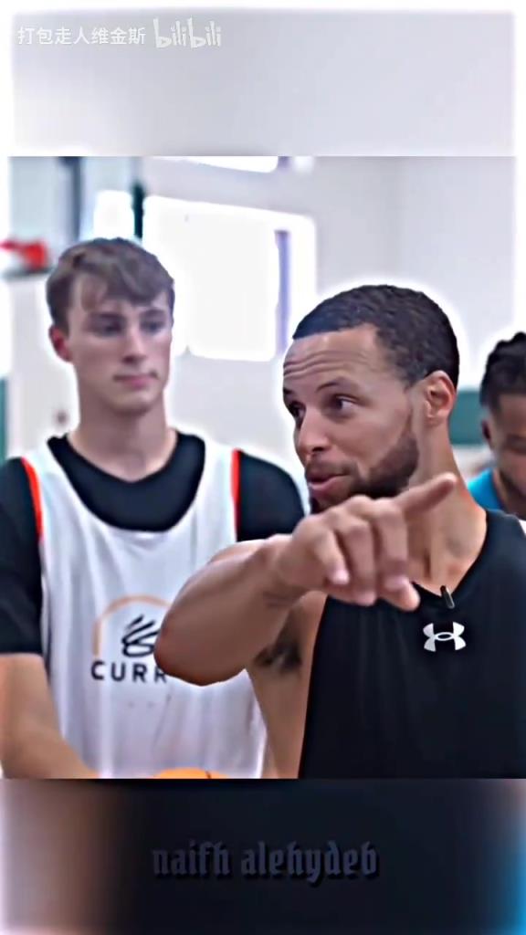 庫里：其實這個暴扣是我教的！當(dāng)弗拉格出現(xiàn)在庫里的訓(xùn)練營！