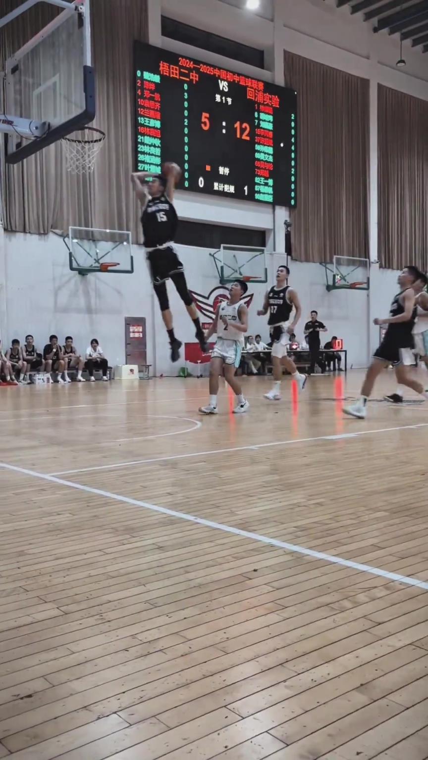 起來就扣??！現(xiàn)在的初中生都這么打球的嗎