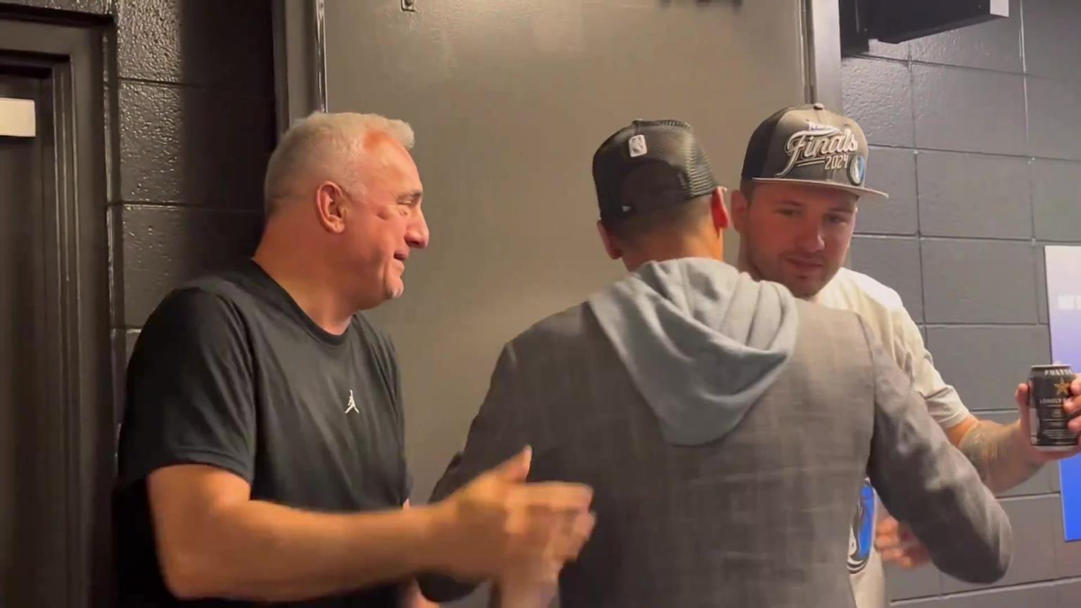 去年的今天，東契奇率隊殺入總決賽，賽后喝啤酒被芬利沒收