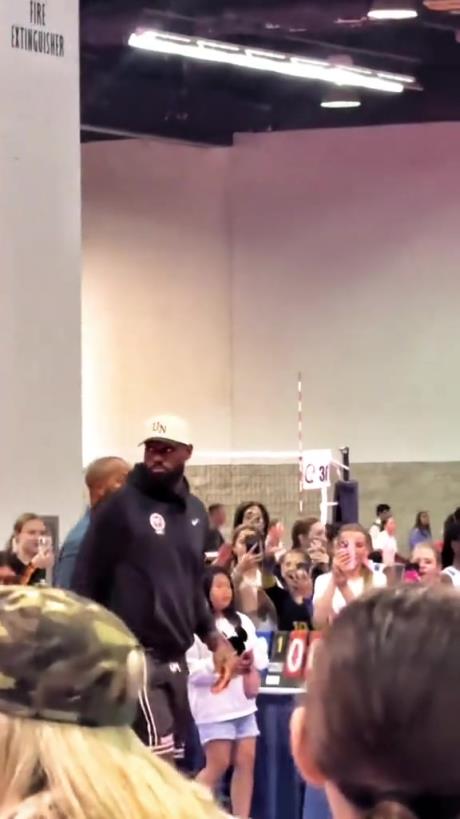 什么是巨星啊！詹姆斯現(xiàn)身排球場被小球迷包圍 這就是行走的流量