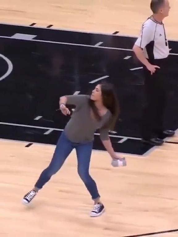 不愧是美國女籃主力，普拉姆的力量太嚇人了