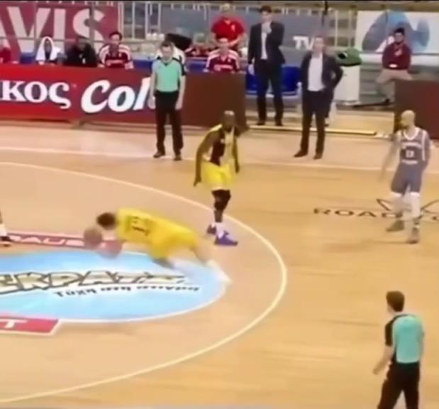 下地真快！搶斷這哥們兒多少是有點(diǎn)門將基礎(chǔ)