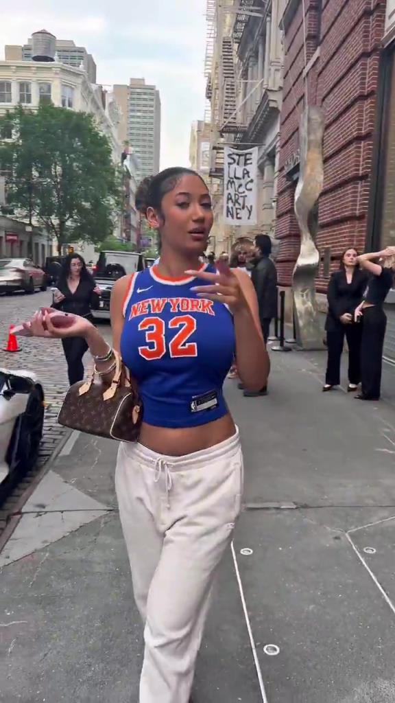 哇塞！一豐滿尼克斯女球迷身穿唐斯球衣，真是太吸引眼球了