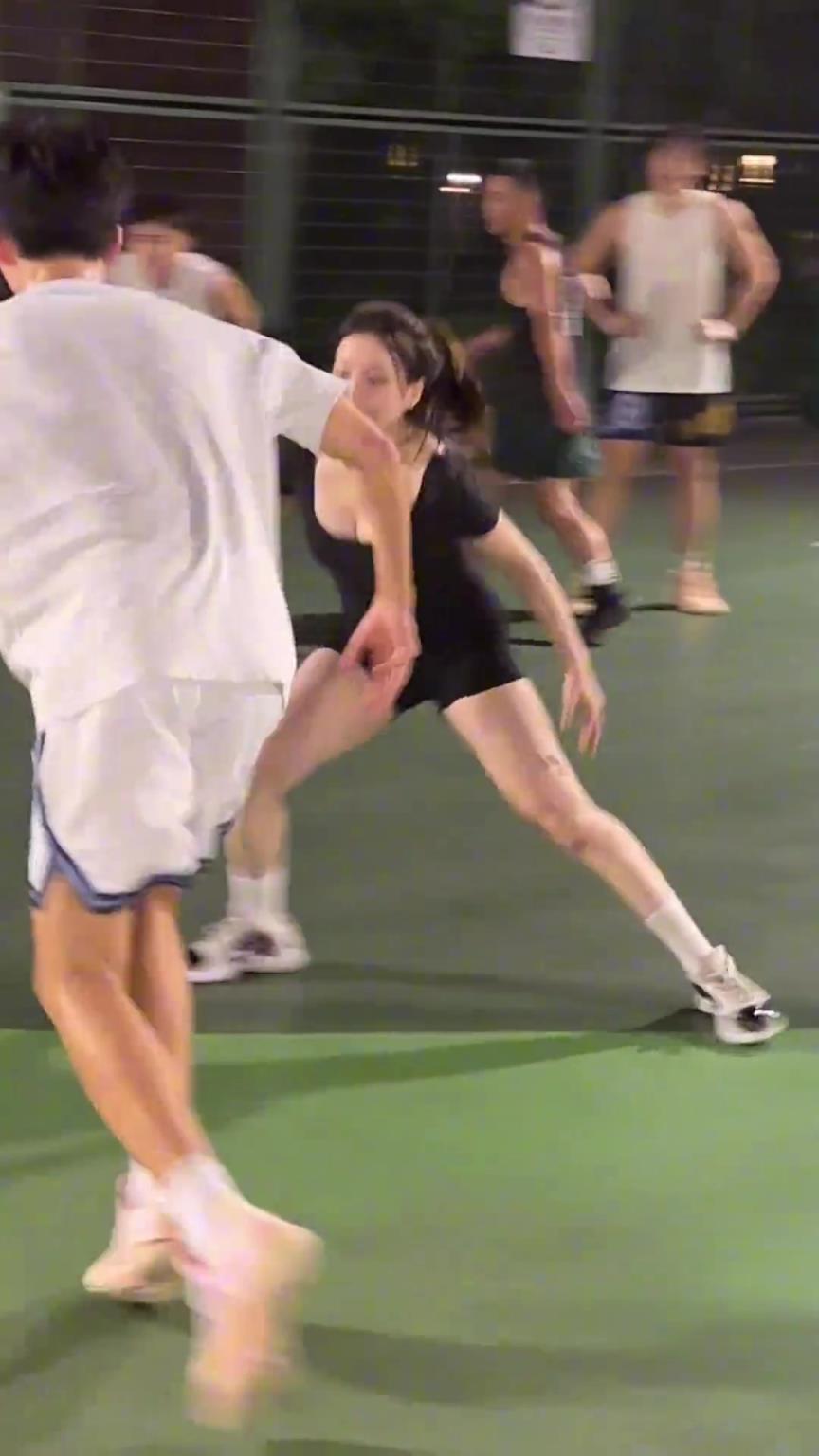 小姐姐防得真兇！瘦點(diǎn)的男生都拿她沒辦法